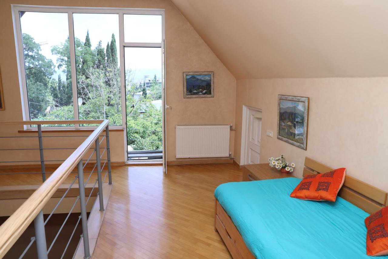 4Bd Appartaments With Cozy Garden Tiflis Exterior foto
