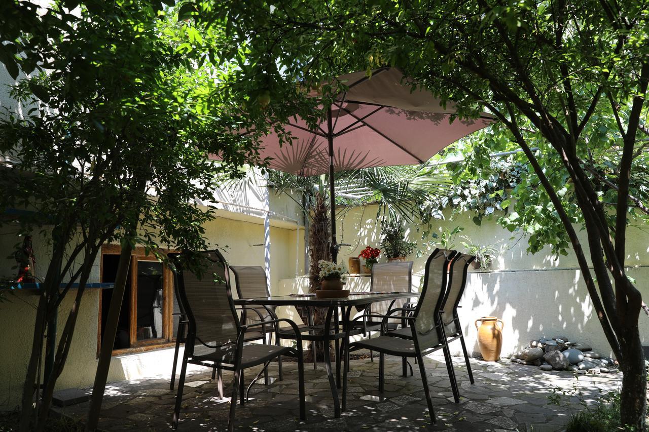 4Bd Appartaments With Cozy Garden Tiflis Exterior foto