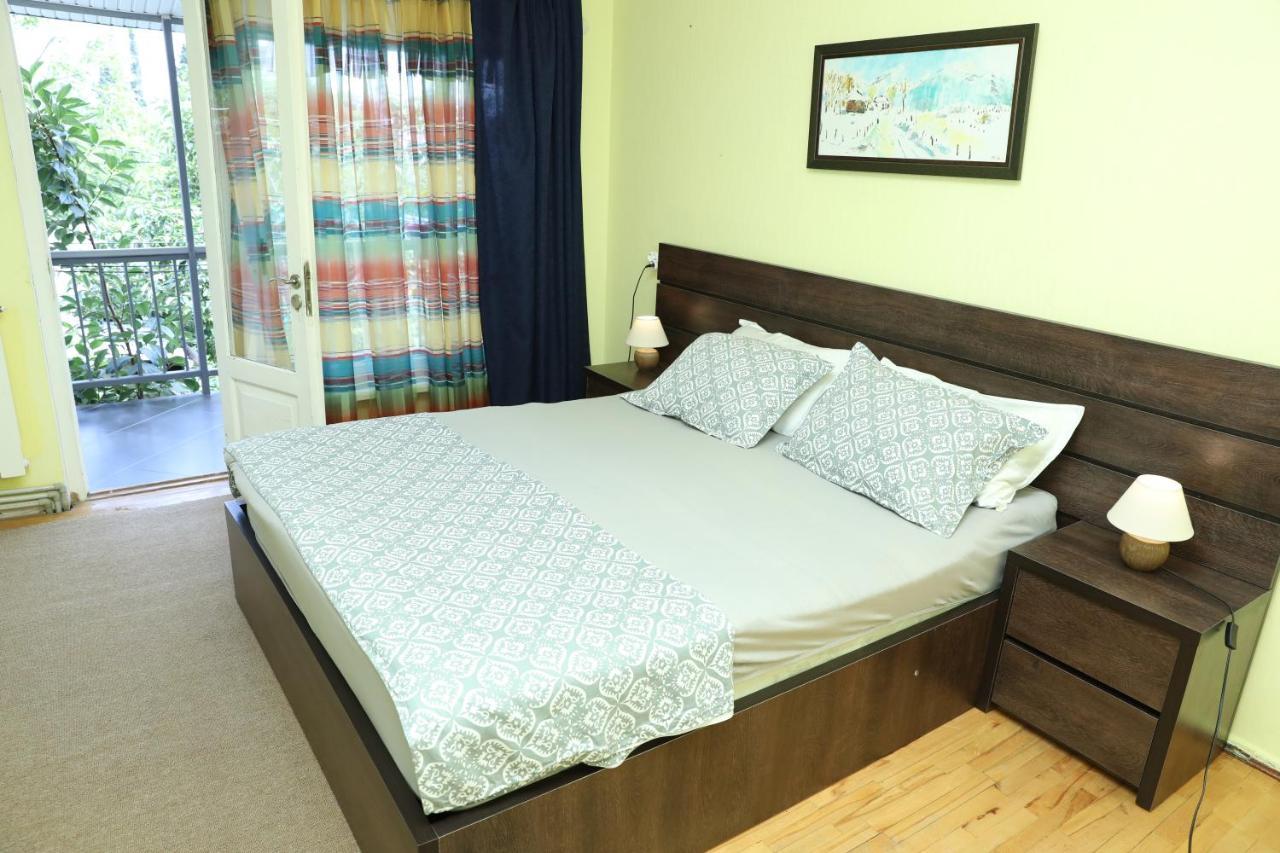 4Bd Appartaments With Cozy Garden Tiflis Exterior foto