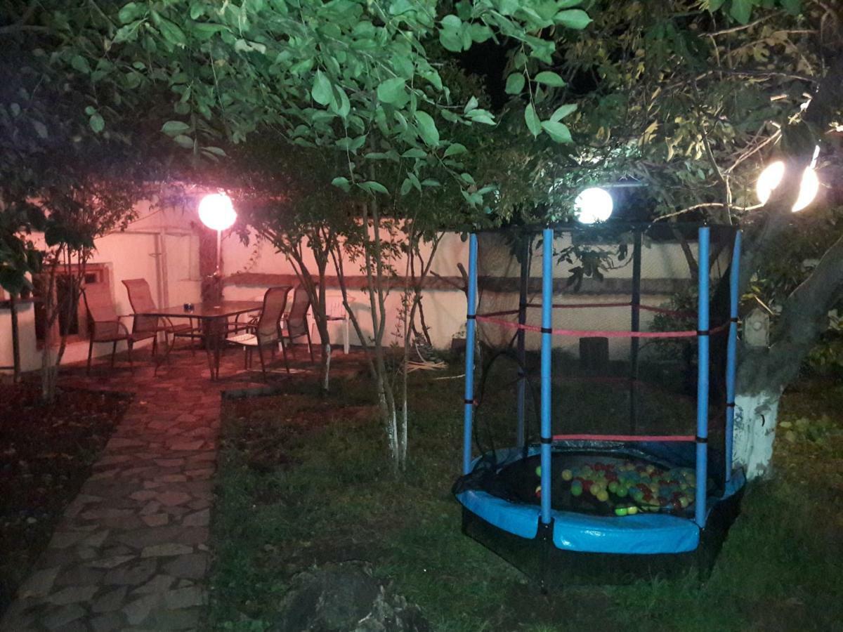4Bd Appartaments With Cozy Garden Tiflis Exterior foto